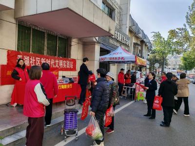 摆摊宣传送服务 医保征缴暖民心