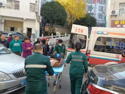 危急时刻伸援手 社区温情暖人心