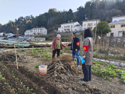 大喇叭响遍山窝窝 防火弦绷紧心坎上