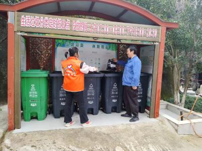 峡江社区：引导员化身“清洁卫士” 守护垃圾分类成果