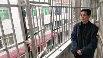 拆窗破网畅通道 社区筑牢安全线