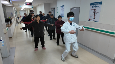 医患同练八段锦 和谐共筑健康梦