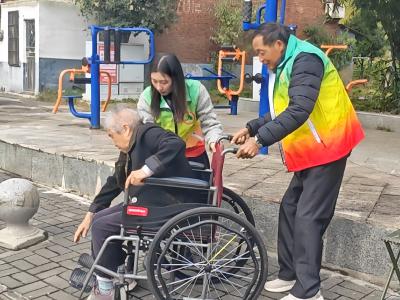 爱在三三零小区：志愿同行，温暖相伴