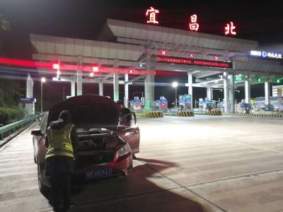 宜昌北收费站：凌晨暖心推车 照亮司机归途