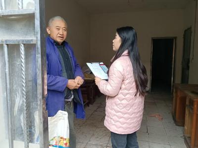 敲门行动送温情 平安守护暖夕阳