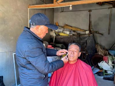 40载“移动理发摊” 暖透山村老人心