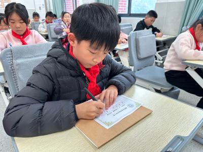 笔墨润童心 汉字映“菜”香