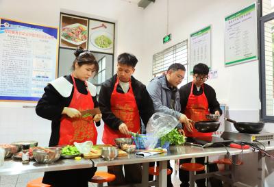 东湖高中东城校区成功举办青年教师美食节活动