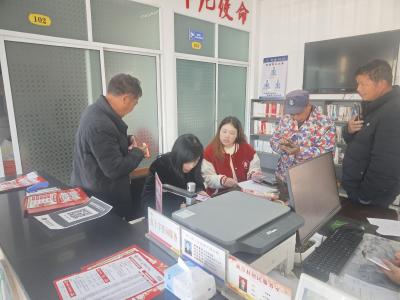 夷陵邮政：金融服务下乡暖民心 医保征收上门解民忧