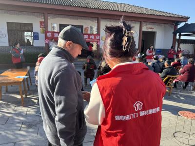 鸦鹊岭镇：暖心护航 政策传情
