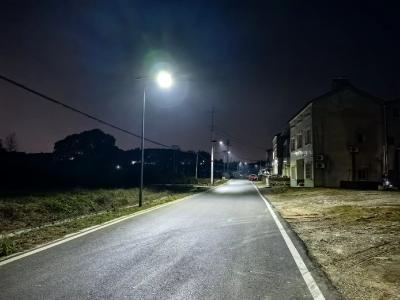 路灯“点亮”乡村振兴路