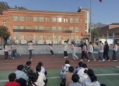 绳跃校园展活力  协作竞技促成长