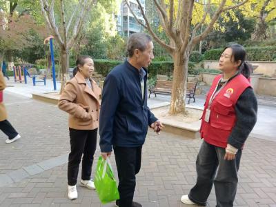 医保政策进小区  贴心服务暖民心