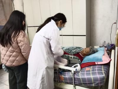 医者上门暖夕阳 社区守护显温情