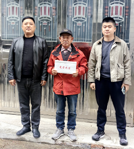 乐天溪镇为入伍新兵家庭悬挂光荣牌