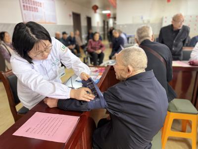 情满夷陵映照夕阳红，服务暖心守护桑榆晚
