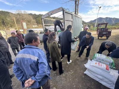 爱心人士情系乡邻 物资捐赠暖透困难群众心