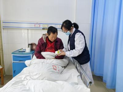 乐天溪镇中心卫生院为老年患者用药“导航”