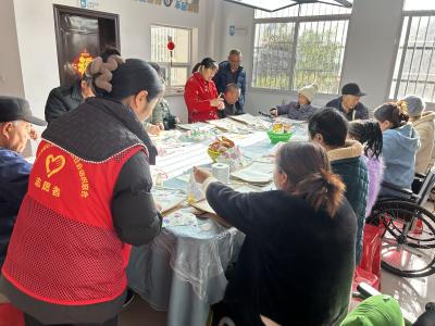 指尖寄感恩 巧手“袋”爱回家