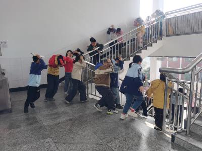 鸦鹊岭镇：防震演练 护校强基