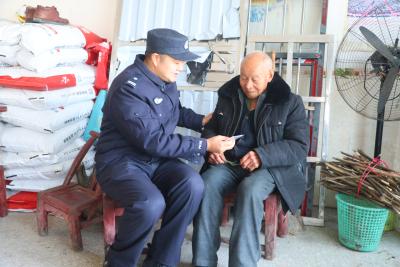 微光映山路 服务暖民心