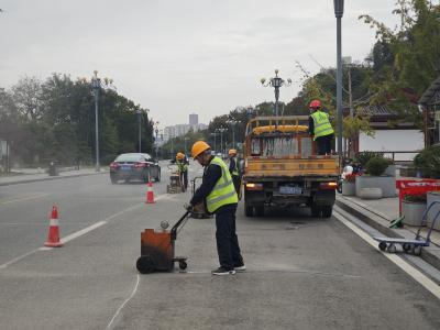 夷陵区市政处开展城区沥青路面灌缝专项行动