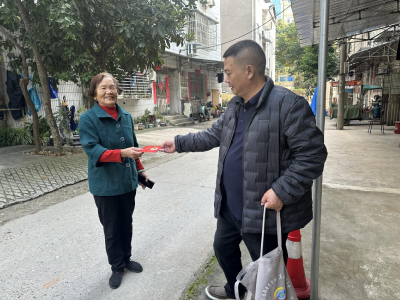 开展医保入户宣传 提高健康保障意识