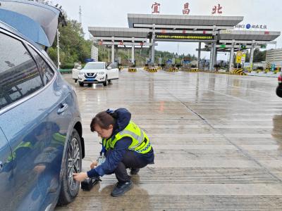 15分钟火速解忧！宜昌北收费站暖心排除车主胎压隐患