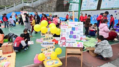 夷陵区冯家湾小学举办 “歌声颂新年 好物传爱心” 庆元旦活动