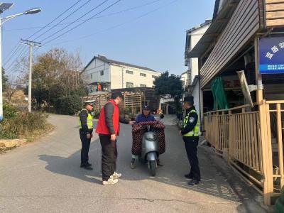 警村联动宣交规 安全出行护平安