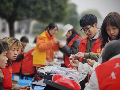 【新时代文明实践】心手相“织” 志愿“夷”起来  ——夷陵区开展国际志愿者日文明实践活动