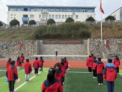 校园晨读弘宪法，童心共筑法治魂