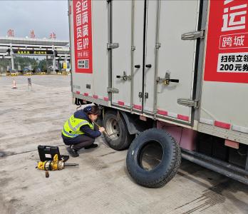 货车爆胎困他乡 收费站里暖意浓