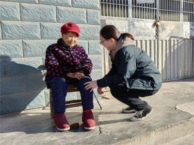 初冬走访独居老人 安全守护暖人心
