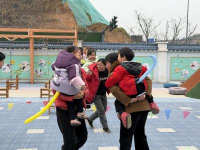 乡土游戏庆元旦 师幼同行乐成长