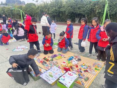 钟宝积分购精彩 激活育人新场景——龙镇小学钟家畈校区跳蚤市场活动热闹启幕