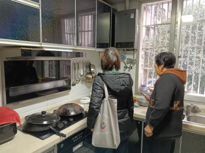 暖心敲门护安康 社区守护独居老人平安过冬