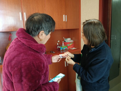 送“卡”暖人心 敬老服务零距离