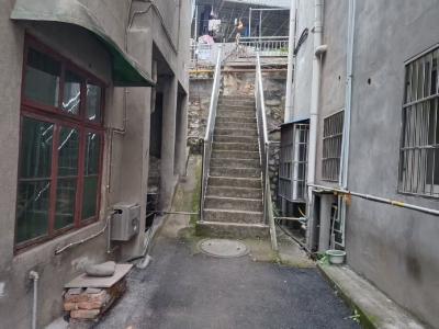 老旧巷子安装新护栏 居民出行安全再“加码”