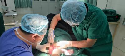 乐天溪镇中心卫生院成功为96岁老人切除右大腿巨大肿块
