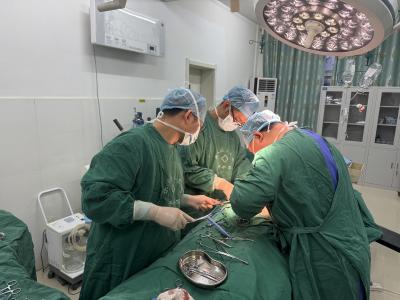 乐天溪镇中心卫生院成功开展复杂双侧直疝修补术