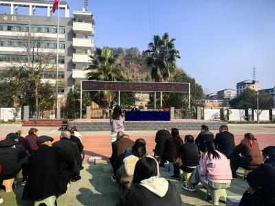 三峡小学举办“爱他，请看见他”家庭教育专题讲座