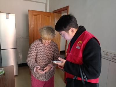 网格入户送关怀 老人医保轻松缴