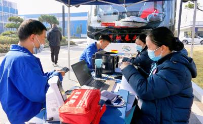 无偿献血进企业 新能源员工踊跃奉献热血