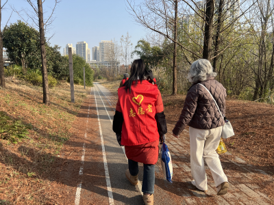 锦湖社区：志愿者暖心相助 情暖困难老人心