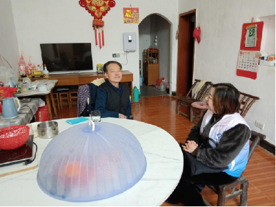 扣门问暖：网格员温馨守护独居老人