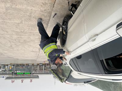 践行志愿精神 暖心助困！宜昌北收费班长援手爆胎司乘
