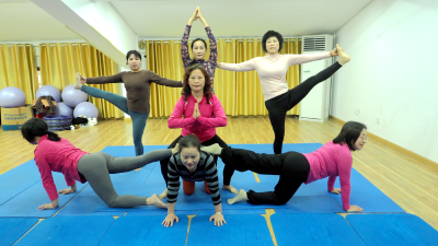 夷陵区老年大学：一招一式尽展风采 银发瑜伽喜迎新年