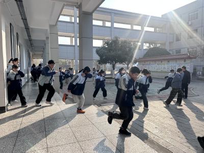 筑牢安全防线 守护平安校园——鸦鹊岭小学开展消防疏散演练活动