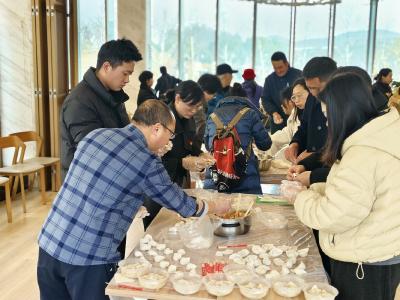 温情冬至践初心 党群连心暖社区